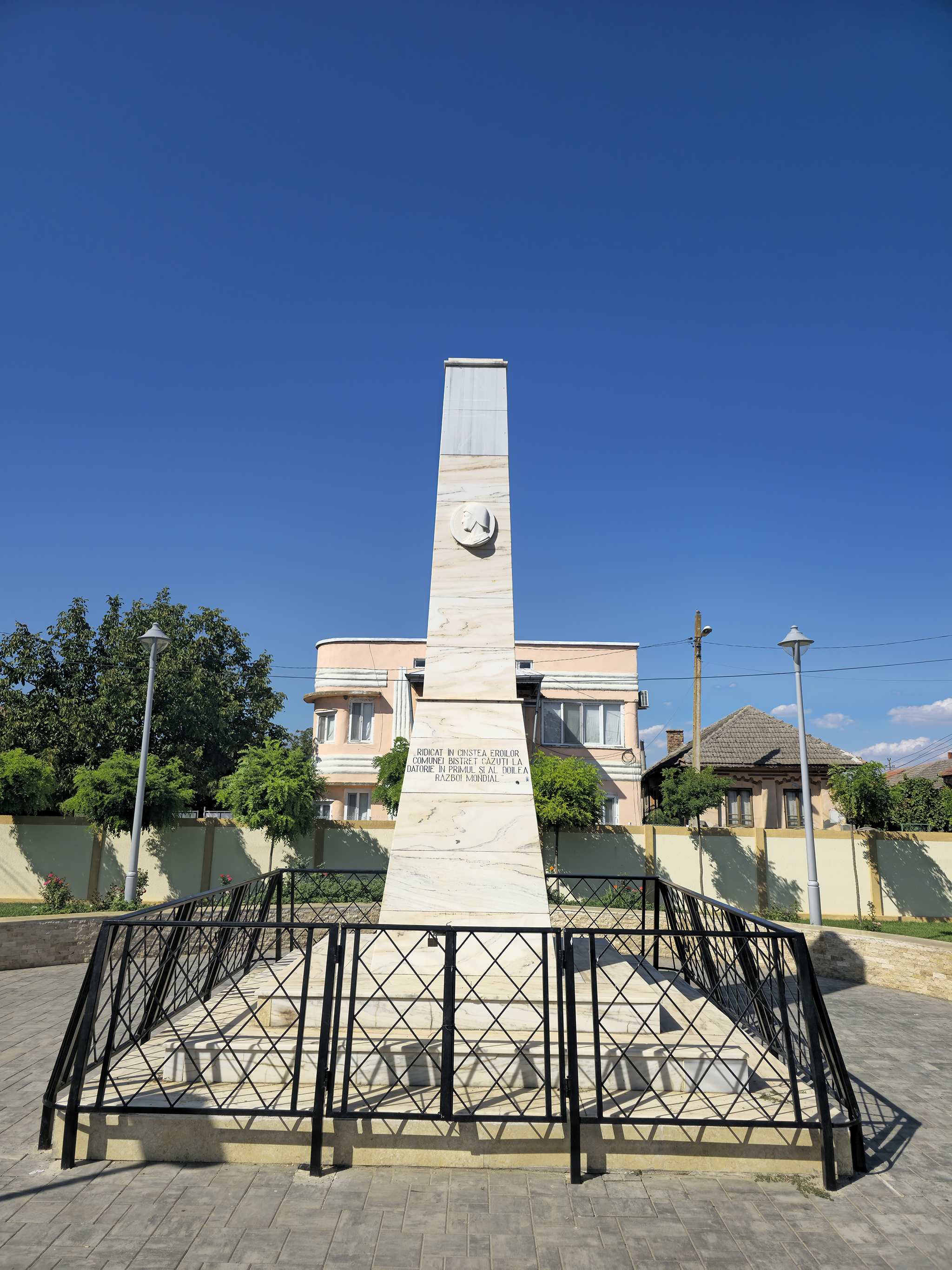 Monumentul Eroilor (1).jpg